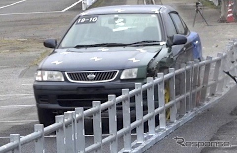 センターパイプ小型車衝突実験