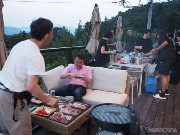 おそとのてらすでのBBQ風景