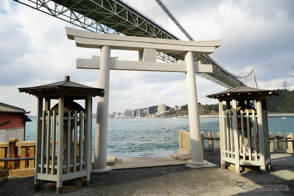 和布刈神社（北九州市）から見上げる関門橋