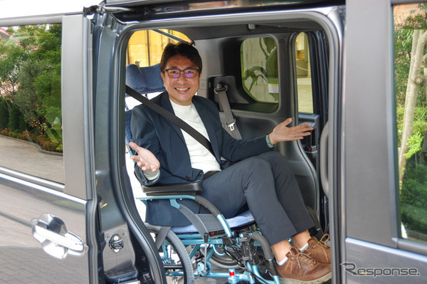 車いすでの乗り込みを体感する筆者の西村直人氏