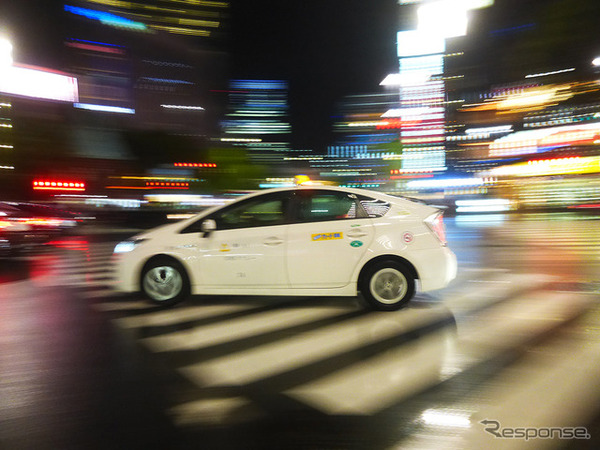 銀座の夜を行くタクシー