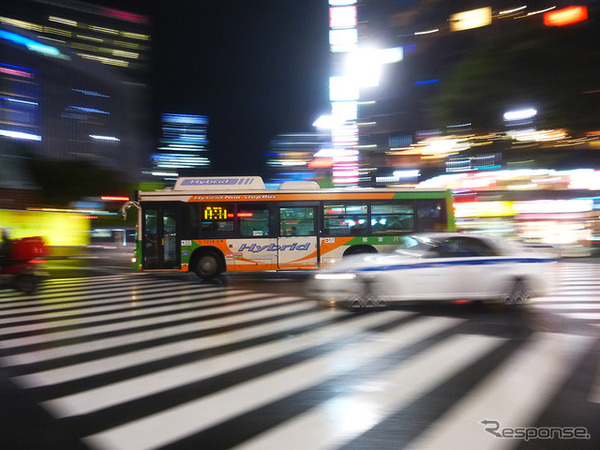 銀座の夜を行くタクシー