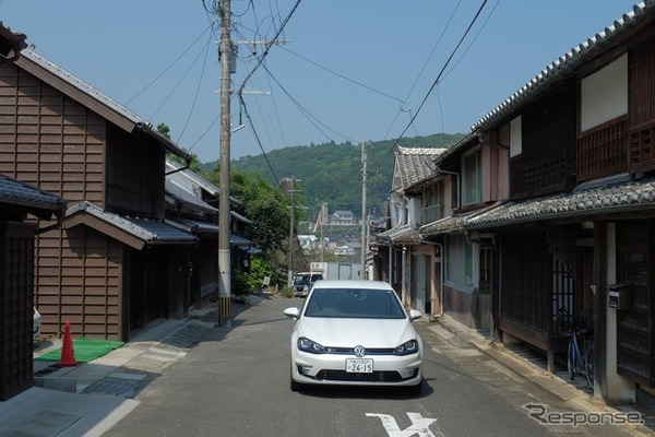 美々津の街並み。歴史景観保存地区に指定されているが、景観保存のポリシーはいささか中途半端でもあった。もっと徹底的に古風にやってもいいくらいだと思われた。