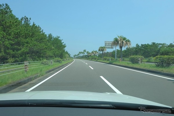 宮崎・一ッ葉道路をクルーズ中。