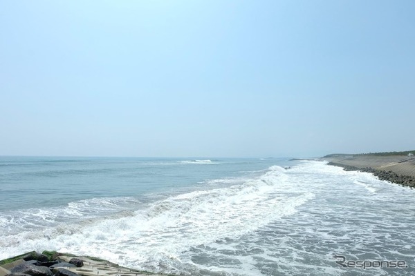 一ッ葉道路のパーキングから海岸へ。渺茫とした日向灘の景色は格別。南の彼方に奇岩「鬼の洗濯板」がある青島が見える。