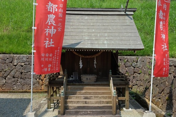 本殿裏の祠。ここに神の石を置いてお祈りする。