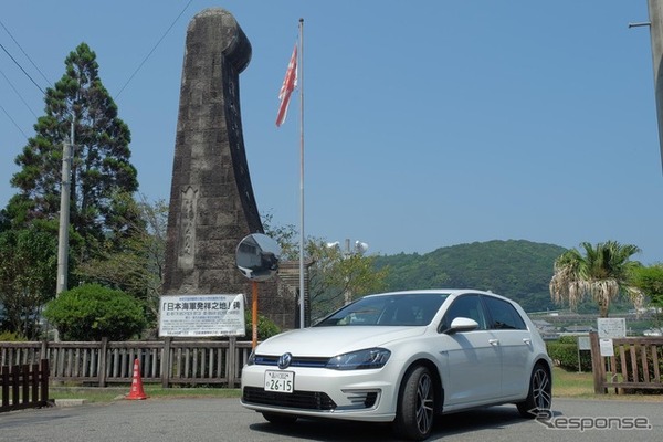 美々津港の「日本海軍発祥之地」碑にて。神武天皇率いる水軍がここを出航し、大阪・中之島まで航海したという。