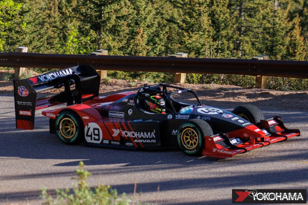 〈Pikes Peak International Hill Climb〉で総合優勝した「ADVAN」装着車（2023年）