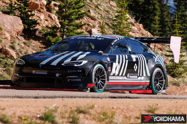 〈Pikes Peak International Hill Climb〉でバイオマス素材を使用した「ADVAN A005」装着車両（2023年）