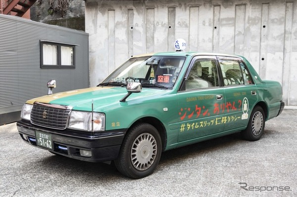 「銀粒仁丹」パッケージカラーのフルラッピングタクシー