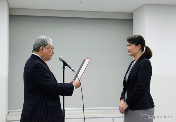 日産自動車 日本マーケティング本部 チーフマーケティングマネージャーの近藤啓子氏（右）とオートアフターマーケット活性化委員会代表の住野公一氏