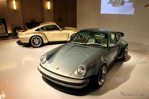 レスト・モッドされたポルシェ911 リイマジンド・バイ・シンガー「ターボスタディ」（手前）と「DLSターボ」（奥）