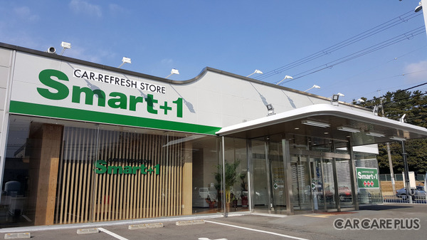 2月9日にオープンした「smart＋1茨木西店」。ガラス貼りのオープンな雰囲気が印象的だ
