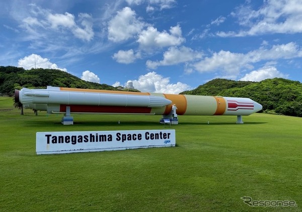 JAXA種子島の広場に設置されたH2ロケット実物大のモニュメント。ぜひ現地で実際に見学頂き、その大きさを体感してほしい。
