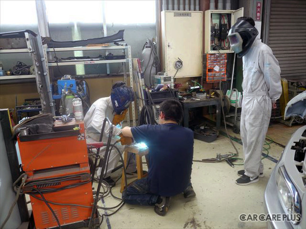 長野県飯田市「相互車体」で、地元の中学生が整備や鈑金塗装を体験