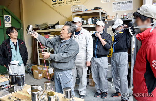 長野県飯田技術専門校 自動車整備科「塗装講習」で、内山会長が外部講師を務めた（2019年11月）