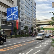 池袋六ツ又交差点を明治通り池袋駅側から望む