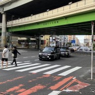 池袋六ツ又交差点：右奥が明治通り王子方面、左手前が池袋駅方面