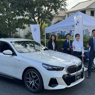 BMWブースには女性がたくさん集まっていたが、カメラを向けたらとたんに隠れてしまった。