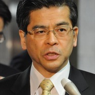 「自動車性能に対する国民の信頼確保を図っていきたい」と語る石井啓一国交相（3月3日・永田町）
