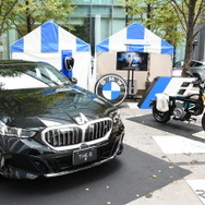 BMW i5 M60xドライブとBWW CE02／（KITTEテラス会場）