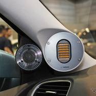 「単体サブウーファー」が搭載されたオーディオカーの一例（製作ショップ：カーオーディオクラブ＜大阪府＞）。