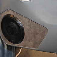 「単体サブウーファー」が搭載されたオーディオカーの一例（製作ショップ：カーオーディオクラブ＜大阪府＞）。