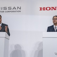 日産の内田社長（向かって左）とホンダの三部社長（2024年12月）