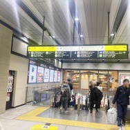 ［新大阪駅設置個所、経路案内］2階への下りスカレーターにのる