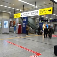 ［新大阪駅設置個所、経路案内］案内板の地下鉄御堂筋線への誘導にしたがう