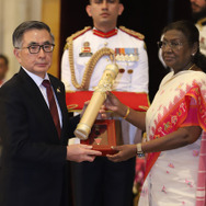 スズキ前相談役の鈴木修氏がインド国家勲章「パドマ・ビブシャン」受章。代理で鈴木俊宏社長が受け取る