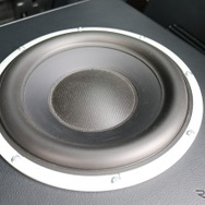 サブウーファーユニットにはスキャンスピークのシルバー26をチョイス。サウンド面での統一感にもこだわった。