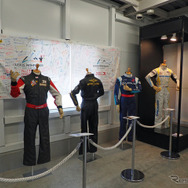 会場内には室屋選手が実際に使用したスーツも展示。一番右側はオークションにもかけられた