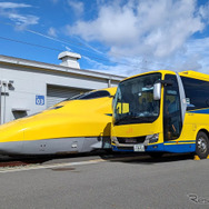 ドクターイエローと「幸せの黄色いバス」（写真は実車）