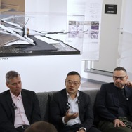 GACのデザイン・アウォード作品展示室。中央はデザイン担当副社長のファン・ツァン、右はミラノ・センター長のステファン・ジャナン