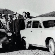 鈴木道雄氏とスズキ最初の自動車「スズライト」の開発チーム（1954年）