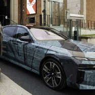 BMW i7のアートカーとドイツ人アーティスト、グレゴール・ヒルデブラント氏