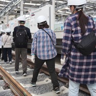 施設見学会レールウォーク。新宿線下り線（画面左奥が所沢方面）