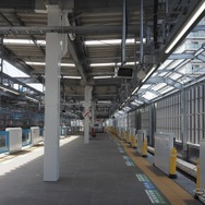 新宿線下り線ホーム（奥が西武新宿方面）