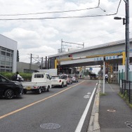 久米川第2号踏切・府中街道。画面右手前が東村山駅