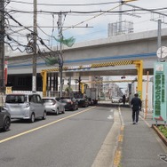 久米川第2号踏切・府中街道。画面左奥が東村山駅