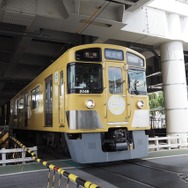 久米川第2号踏切・鷹の道。東村山駅を出発する国分寺線。黄色い電車は数を減らしつつある