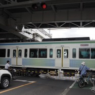 久米川第2号踏切・鷹の道。左手の東村山駅から出発する、国分寺線に入線したばかりの8000系電車