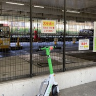スケボー見たら110番してください。手前は放置されたレンタル電動キックボード