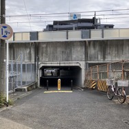 桁下1.9m、千住関屋町のガード