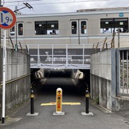 桁下1.9m、千住関屋町のガード