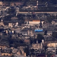 カリフォルニア州で発生した山火事から奇跡的に消失を免れたVW「T2」バス