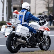 「隼オイル」を採用する大阪府警本部交通部交通機動隊の白バイ