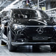 メルセデスベンツの米国アラバマ州タスカルーサ工場で生産される EQS SUV（参考）