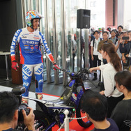ヤマハの電動トライアルバイクによる黒山健一選手のデモンストレーション